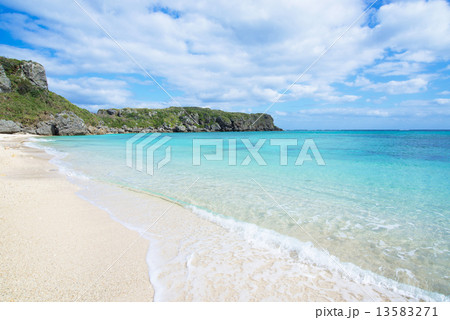 沖縄のビーチ 13583271
