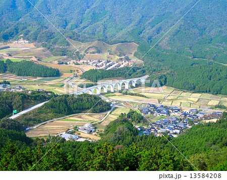 竹田城跡の眼下に広がるのどかな田園風景 13584208