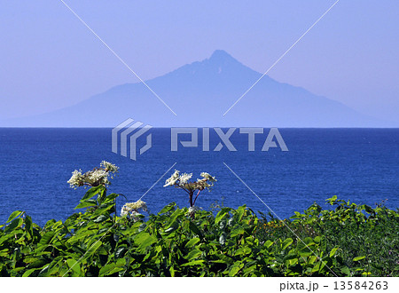 霞む利尻 13584263