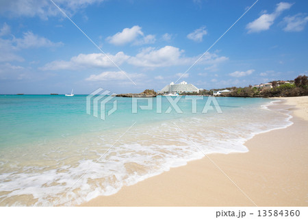 沖縄のビーチ・恩納村 13584360