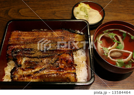 うな重と肝吸い、香の物を添えて うな重と肝吸い、香の物を添えて 13584464