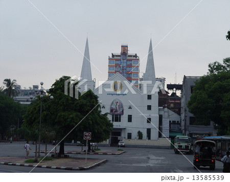 白い教会（ヤンゴン／ミャンマー） 13585539