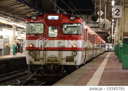 新潟駅に停車中の磐越西線キハ40 13585791