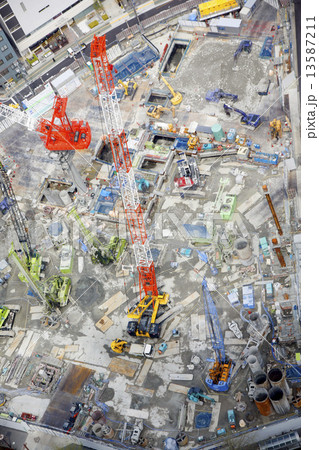 上空から見たビルの工事現場 13587211