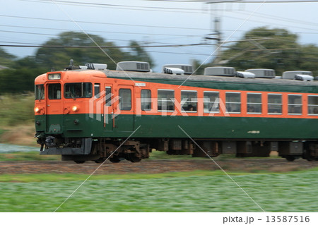 キャベツ畑を行くしなの鉄道169系電車 13587516