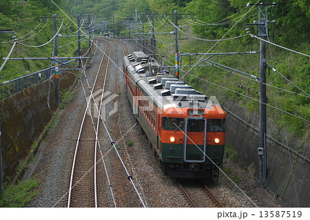 切り通し区間を行くしなの鉄道169系電車 切り通し区間を行くしなの鉄道169系電車 13587519