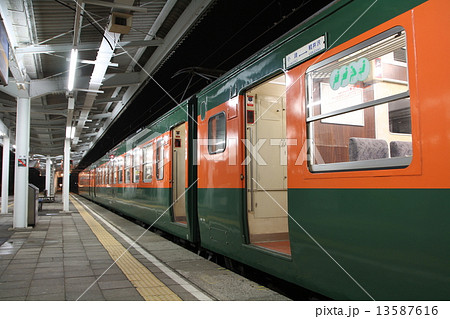 しなの鉄道軽井沢駅に停車する169系電車 13587616