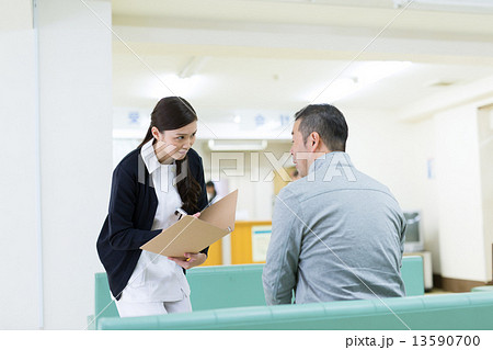 病院の待合室 13590700