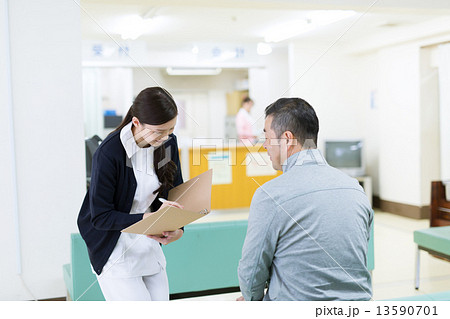 病院の待合室 13590701