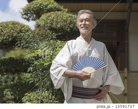 浴衣姿の中高年男性 13591737