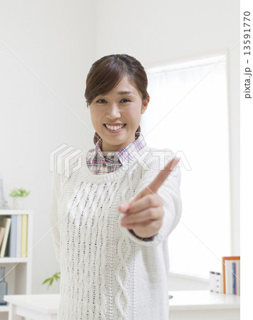 指を指す女性 13591770