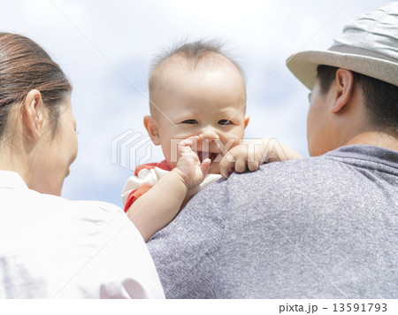 日本人の3人家族 日本人の3人家族 13591793