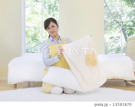 汚れたカバーを持つ女性 13591870