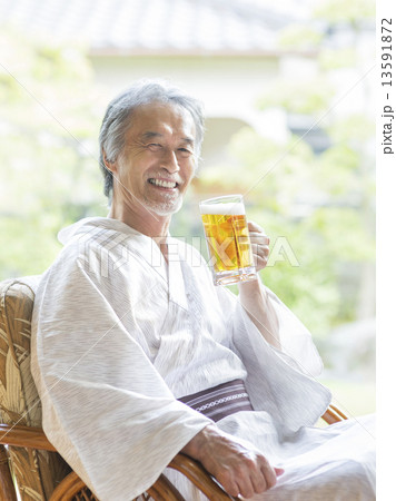 ビールジョッキを持つ浴衣姿の男性 13591872