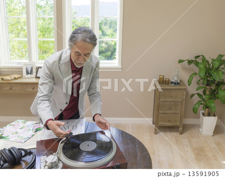 レコードプレーヤーの前に立つ男性 13591905