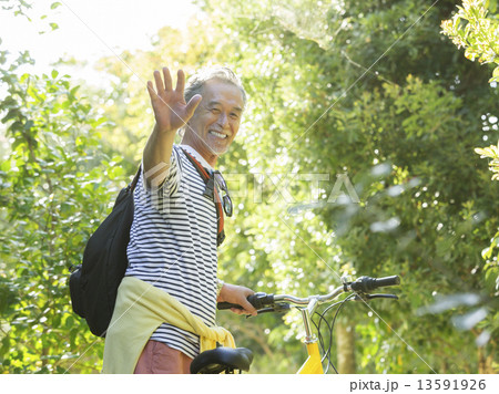 自転車に乗る中高年男性 13591926
