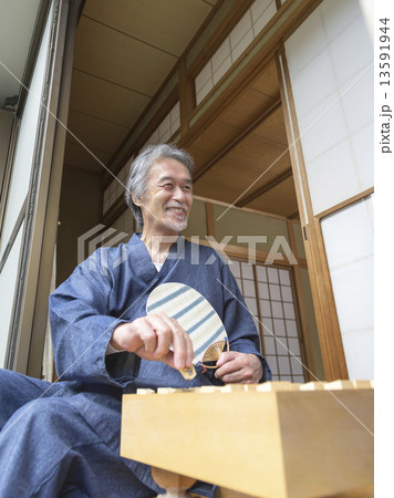 将棋をする中高年男性 13591944