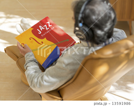 レコードジャケットを持つ中高年男性 13591986