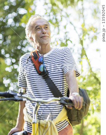 自転車に乗る中高年男性 13592045