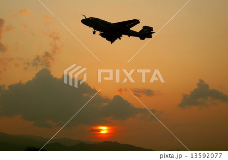 美しい夕日を背景に着陸態勢に入る米海軍の空母艦載機ＥＡ－6Bプラウラー電子戦機 13592077