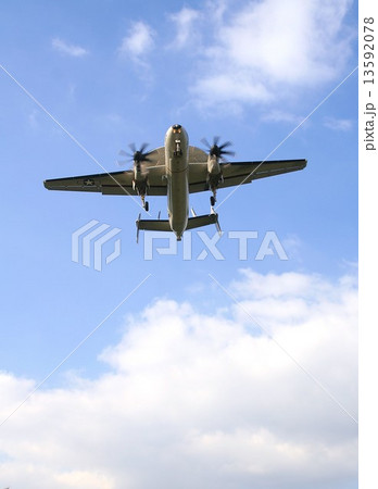 美しい秋空を背景に着陸態勢に入る米海軍E-2Cホークアイ早期警戒機 美しい秋空を背景に着陸態勢に入る米海軍E-2Cホークアイ早期警戒機 13592078