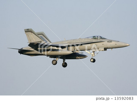 青空を背景に飛行する米海軍ＦＡ－１８Ｃホーネット戦闘攻撃機 13592083