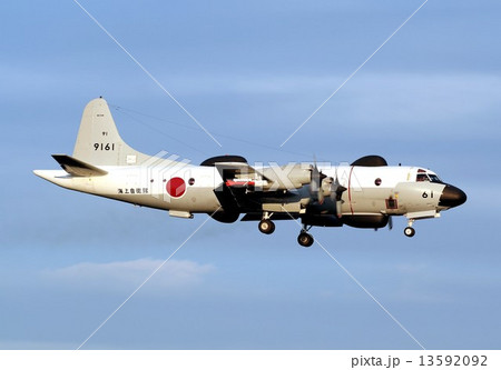美しい秋空を飛行する海上自衛隊のUP-3Dオライオン訓練支援機 13592092
