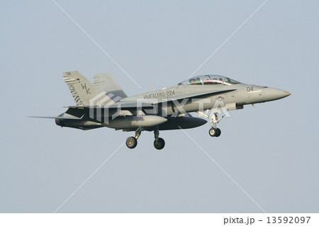 青空を背景に飛行する米海兵隊のＦＡ－１８Ｄホーネット戦闘攻撃機 13592097