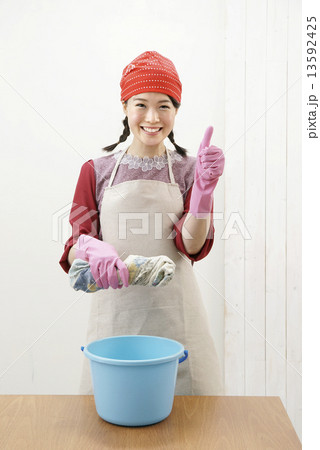 バンダナ女性清掃中 13592425