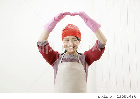 掃除中の真ん丸笑顔 13592436