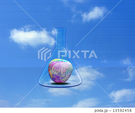 ビーカーの中のリンゴ地球とインターネット 13592458