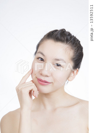若い女性 若い女性 13592511