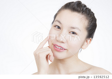 若い女性 若い女性 13592512