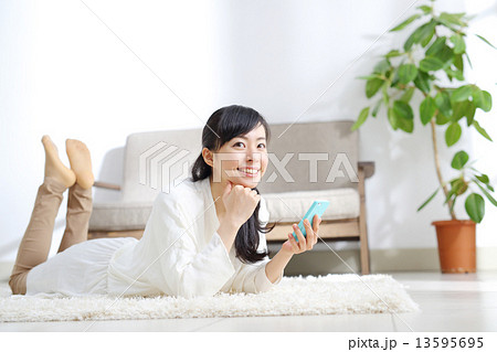 スマートフォン・若い女性 13595695