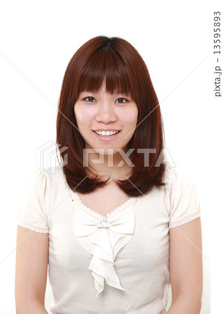 微笑む女性 13595893