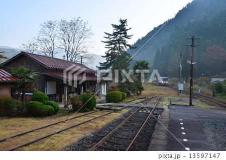 因美線、木造駅舎、美作河井駅 13597147