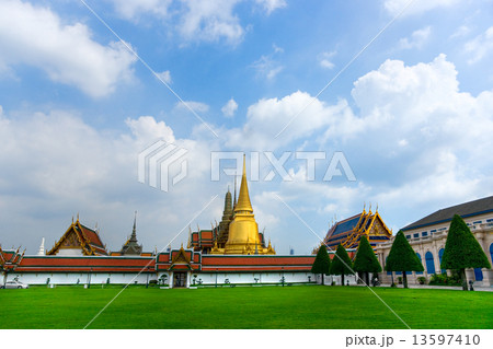 Wat Phra Kaeo Temple, bangkok, Thailand.. 13597410