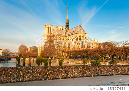 Notre dame de Paris, France. 13597451