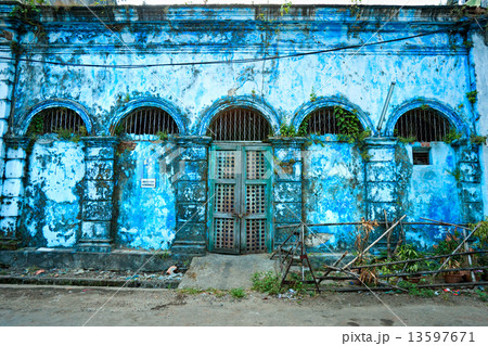 Old colonial palace in Yangon, Myanmar. Old colonial palace in Yangon, Myanmar. 13597671
