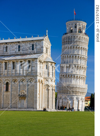 Pisa, Piazza dei miracoli. Pisa, Piazza dei miracoli. 13597982