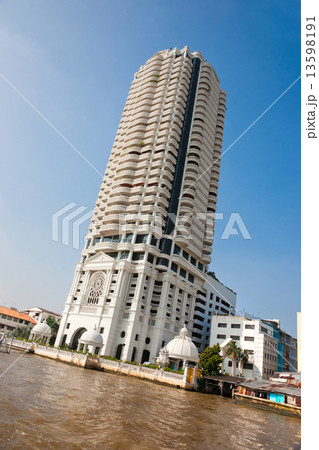 Beautiful palace on the Chao Praya river, bangkok, Thailand.. 13598191