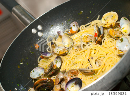 Spaghetti with clams 13599021