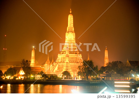 War Arun at night, Bangkok, Thailandia. 13599395