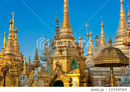 Shwedagon Paya, Yangoon, Myanmar. 13599569