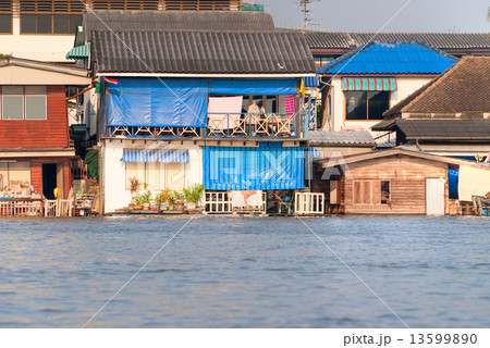 house on the Chao Praya River, bangkok, Thailand.. 13599890