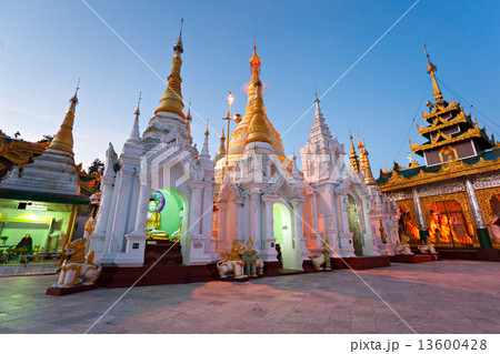 Shwedagon Paya, Yangoon, Myanmar. 13600428