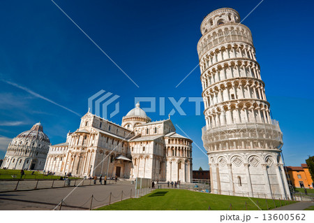 Pisa, Piazza dei miracoli. Pisa, Piazza dei miracoli. 13600562