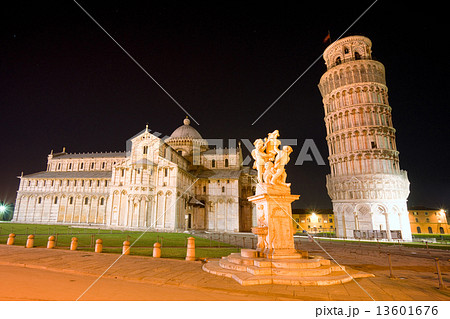 Pisa, the leaning tower and Piazza dei miracoli by night. 13601676