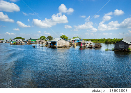 Floating House and Houseboat on the Tonle Sap lake, Cambodia. 13601803