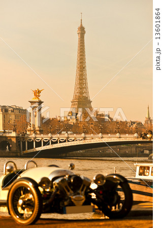 Vintage picture of Eiffel tower with old car on foreground, Pari 13601864
